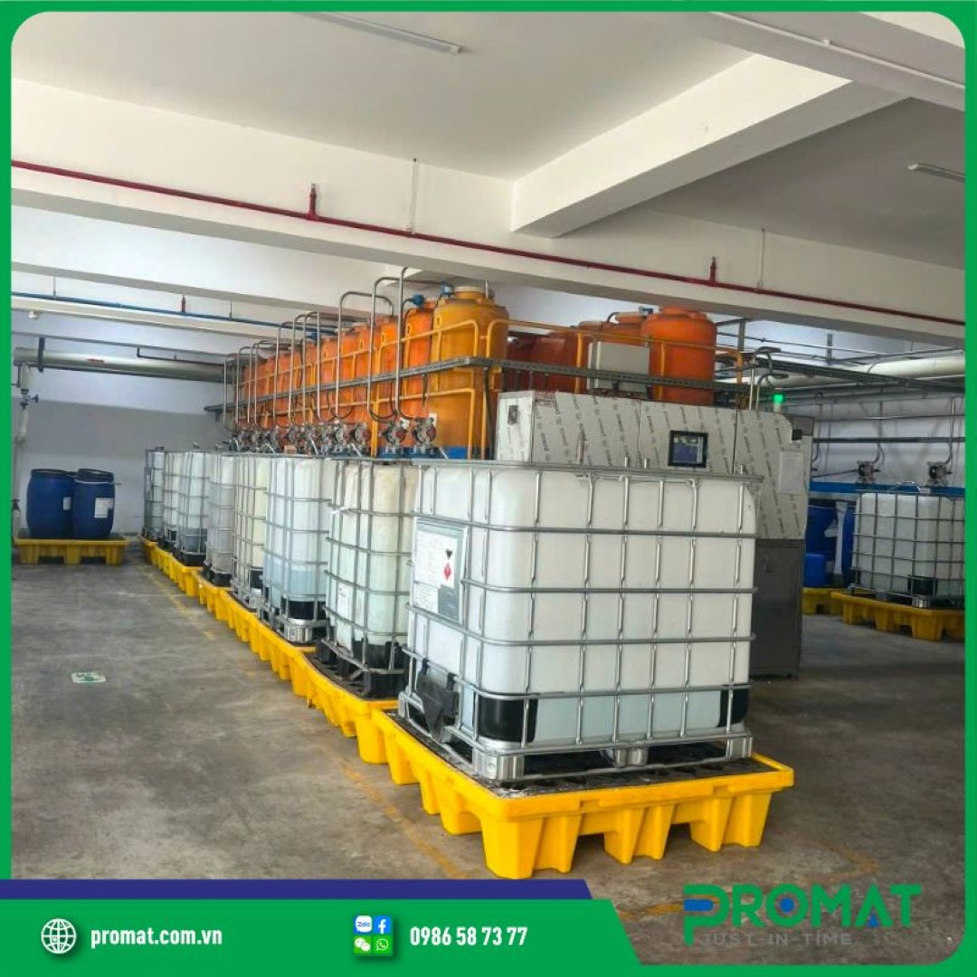 vai-tro-cua-pallet-chong-tran-hoa-chat-trong-dam-bao-an-toan-lao-dong-va-bao-ve-moi-truong