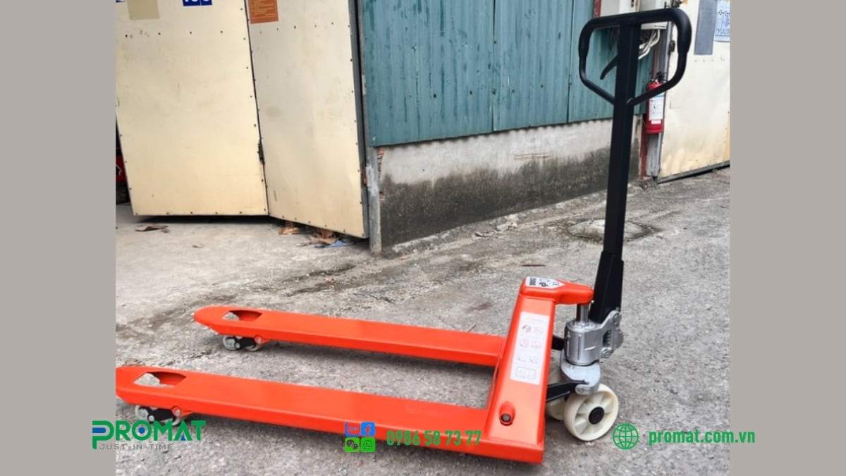 Xe Nâng Tay 2.5 Tấn - Khả Năng Chịu Tải Lớn, Bền Bỉ, Vận Hành Êm Ái 3 Thiết kế xe nhỏ gọn sử dụng được trong các khu vực chật hẹp