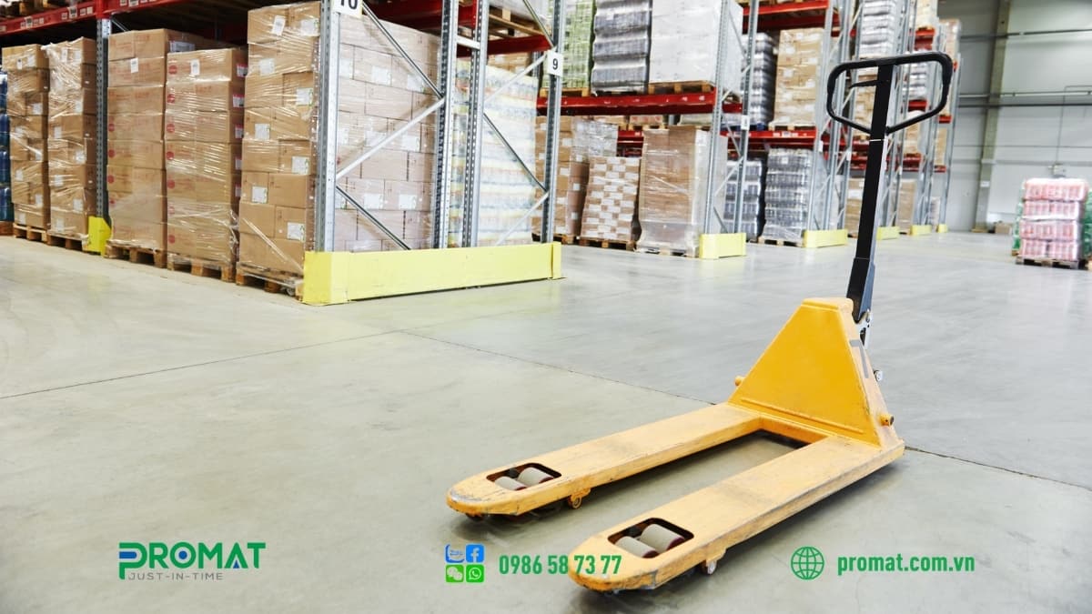 Giá Xe Nâng Tay Và Yếu Tổ Ảnh Hưởng Đến Mức Giá 1 Xe nâng tay được sử dụng phổ biến