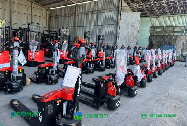 Cấu Tạo Xe Nâng Tay Điện 2 Tấn Và Ứng Dụng Thực Tế 1 Xe nâng tay điện sử dụng phổ biến trong kho bãi, nhà xưởng